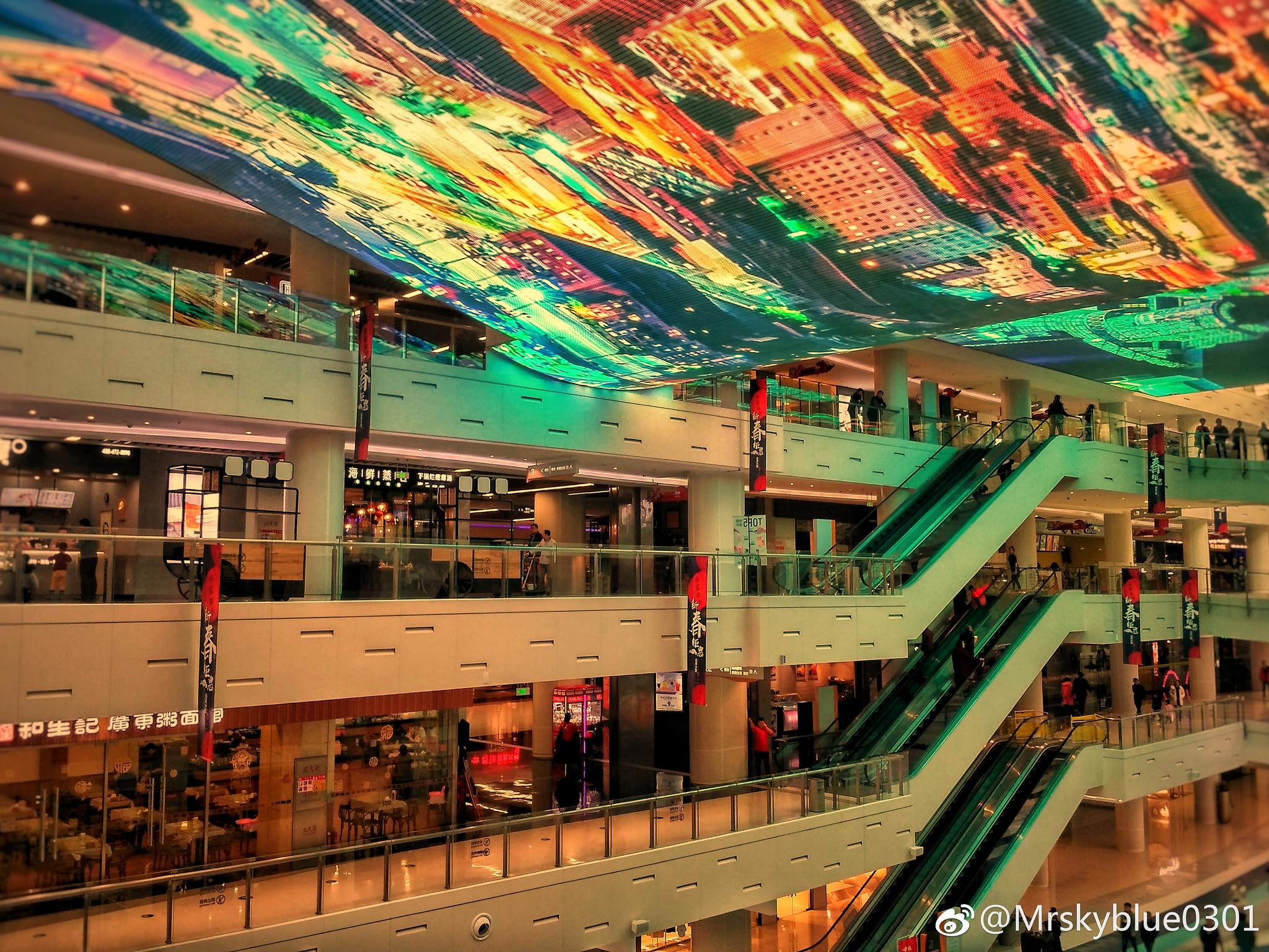 大连中央大道,建筑总长度达到450米,是中国商业最长室内步行街