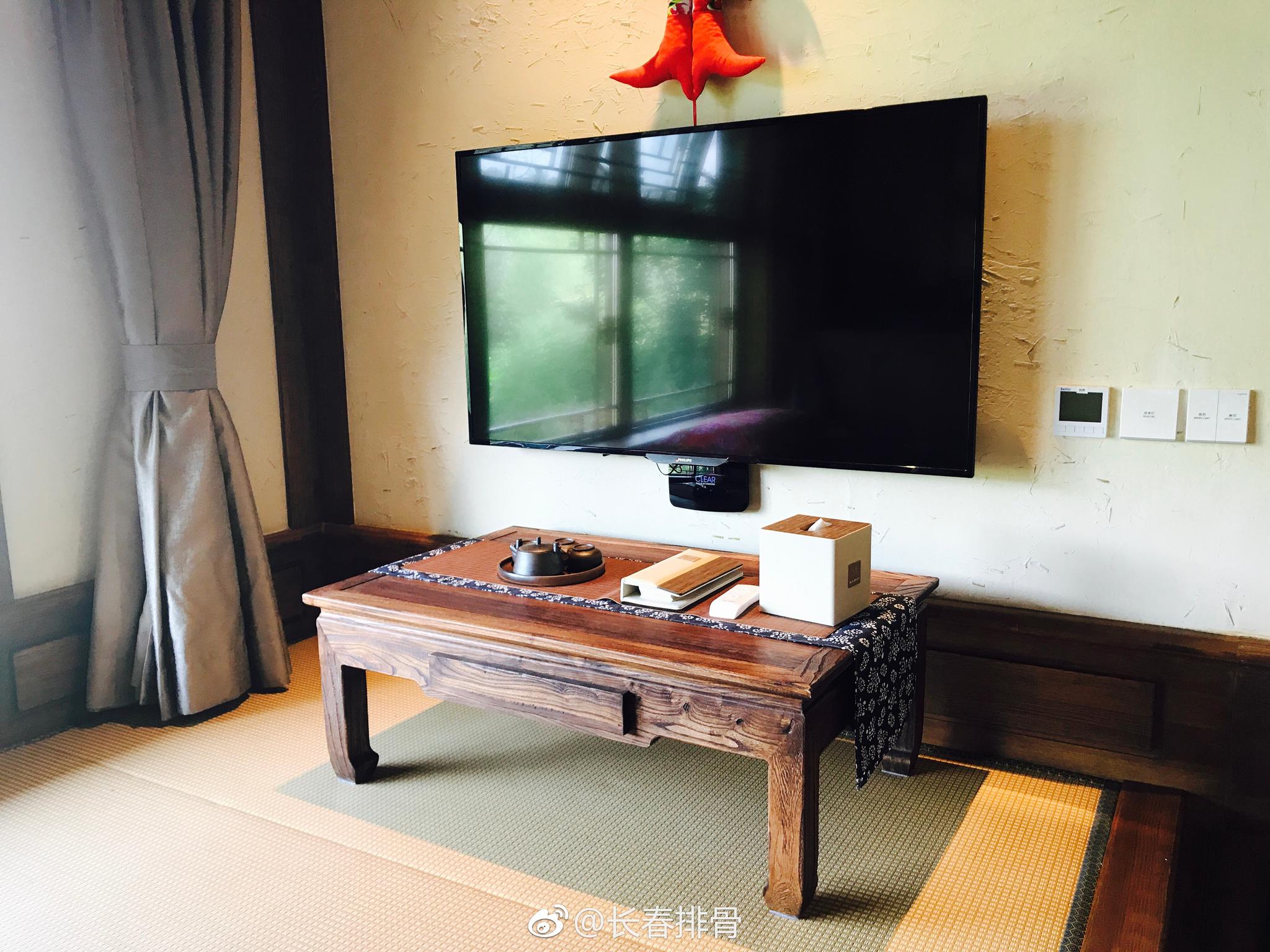 长白山鲁能胜地原乡客栈，东北特色院落，炕上的大花被_新浪新闻