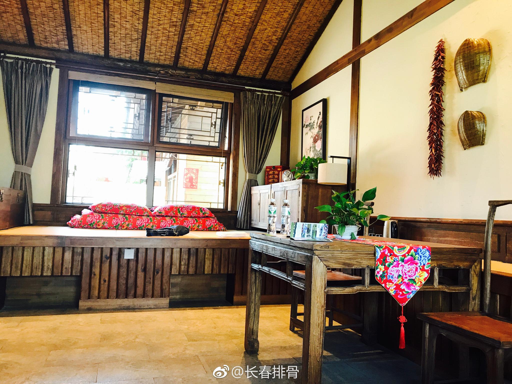 长白山鲁能胜地原乡客栈，东北特色院落，炕上的大花被|院落|鲁能|胜地|长白山|客栈_新浪新闻