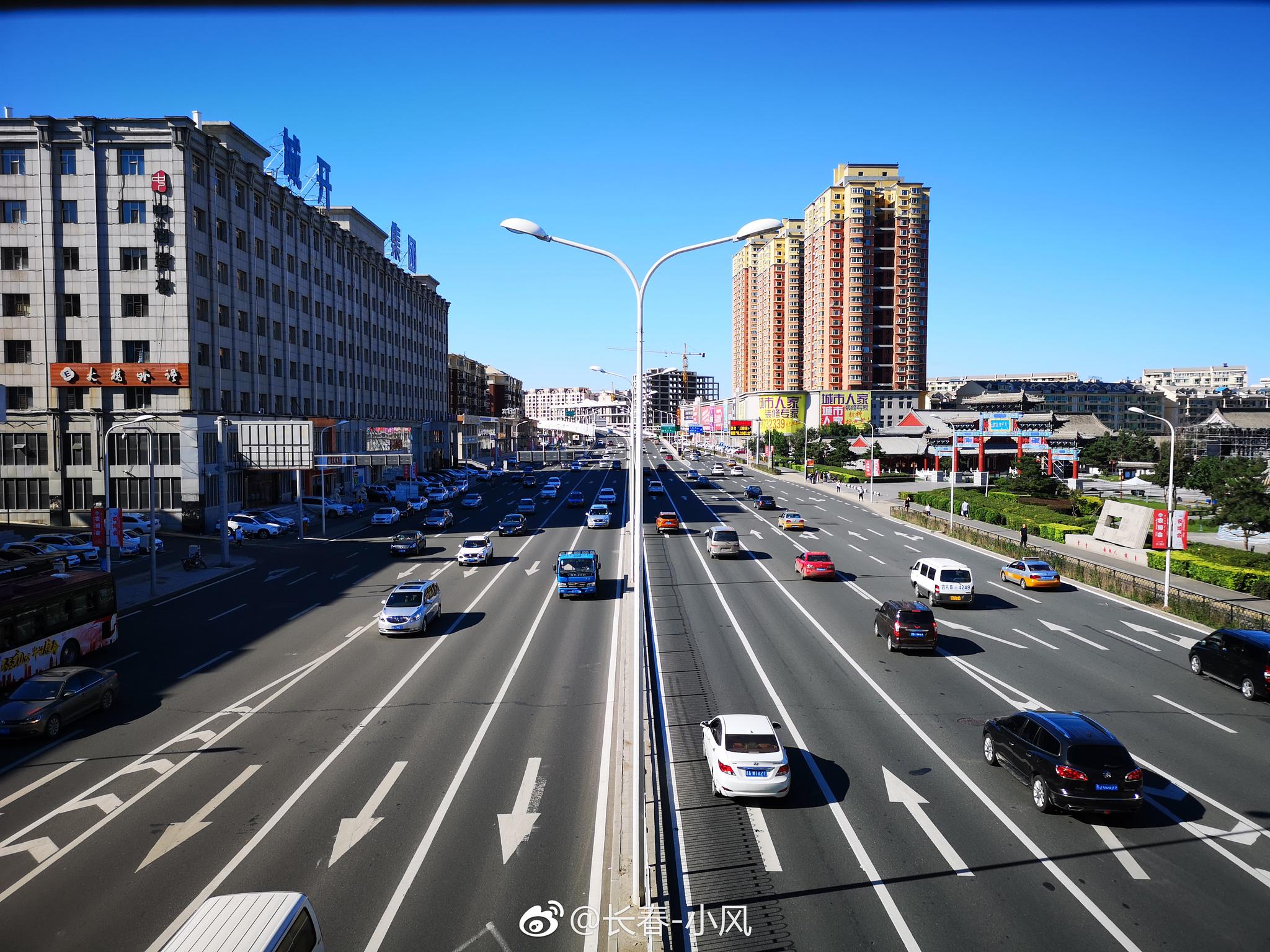 气温适宜,空气清新,天空湛蓝,绿树红花,此时长春,舒适宜人