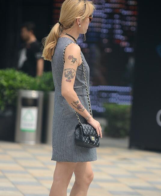 街拍美女纹身有性感也有雷人