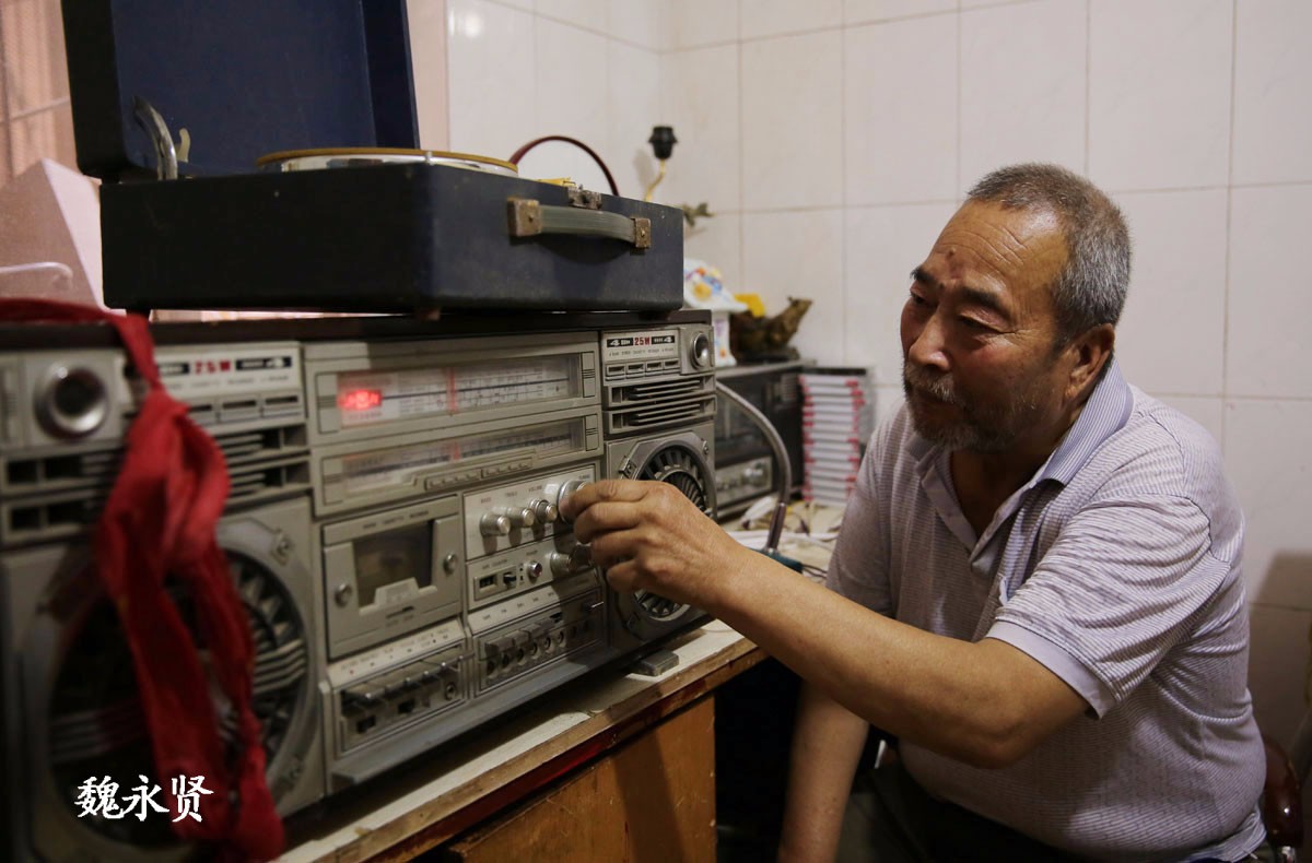 大爷花百元淘到老式收录机,扛着回家开心得像个孩子|收音机|收录机
