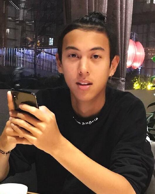 李玲玉20岁儿子,宁静20岁儿子,同是混血儿,差距一目了然