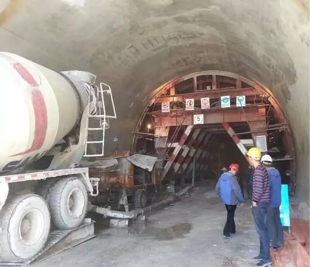 新建成的雀儿山隧道施工线路全长8.