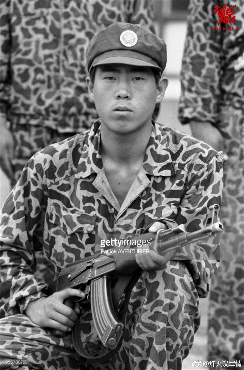 老照片:这是1988年期间,身穿81式迷彩服的解放军第196步兵师官兵