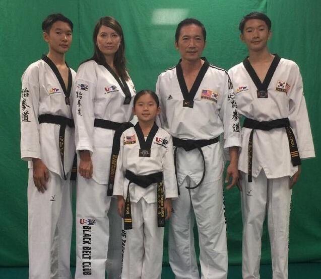 邹兆龙一家近照双胞胎儿子帅气妻子曾和利智比美女儿最受宠