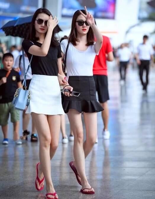 两位美女是不是互换衣服穿了?