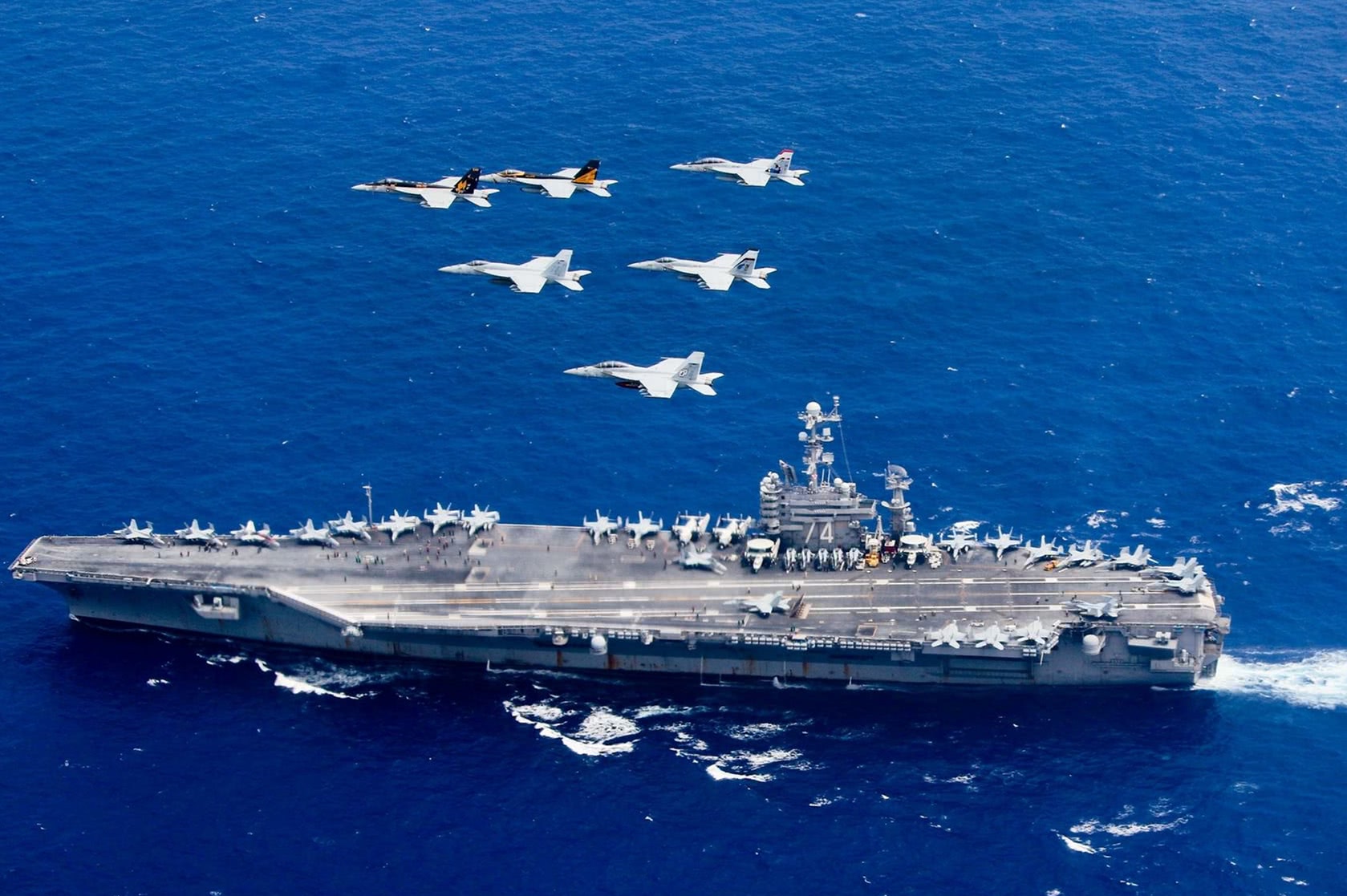 美军航母打响第一枪!12架舰载机猛烈轰炸,俄军轰炸机急速升空|轰炸机|