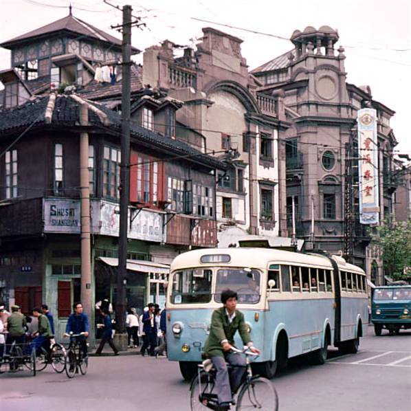 30年前的老上海是这样子的南京东路简陋的要命弹格路像个城中村