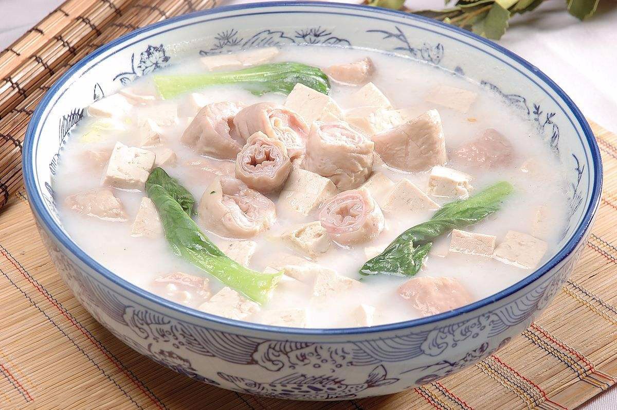 肥肠炖豆腐,做法:1葱洗净切小节,姜,蒜拍开,豆腐,胡萝卜切小块,将肥肠