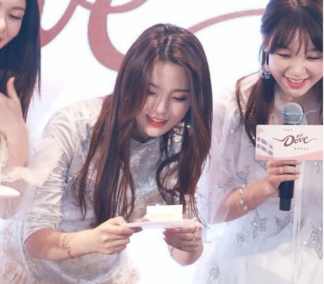 杨超越颜值有多高,从李易峰看她的眼神就知道