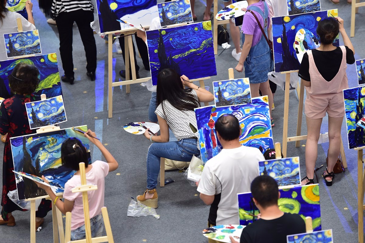 壮观150余位画师共绘梵高星月夜