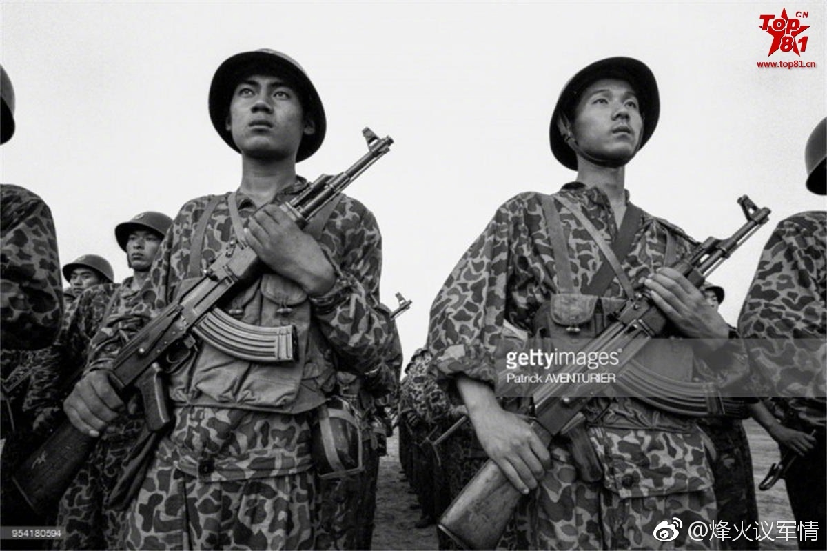老照片:这是1988年期间,身穿81式迷彩服的解放军第196步兵师官兵