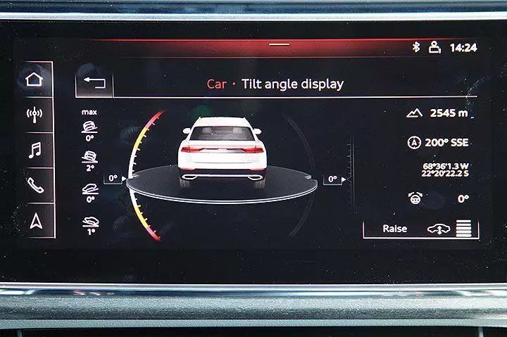 需要越野时可将中央荧幕调整至车辆状态画面,可查看目前车身动态.