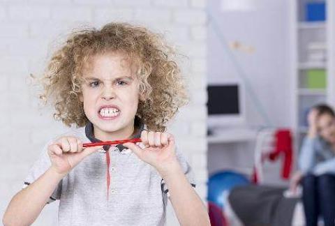 孩子攀比心太重,去学校接孩子回家,他嫌自家的车没有同学家的好