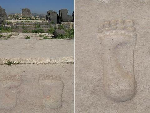 南美一山谷现巨大脚印,形成原因成谜,怀疑是史前巨人留下来?