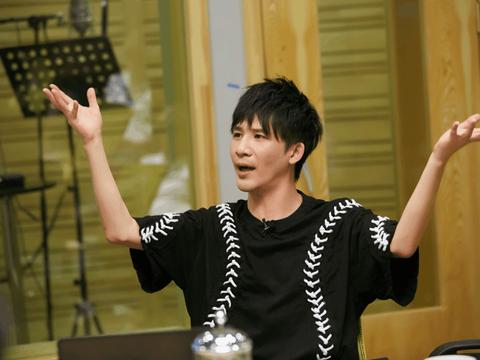 大张伟在台上模仿郑钧,王菲看后低头大笑,一旁的郑钧是这个表情