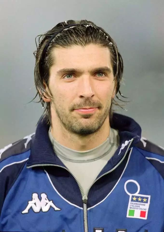 小将布冯,你年纪轻轻的谈什么退役?