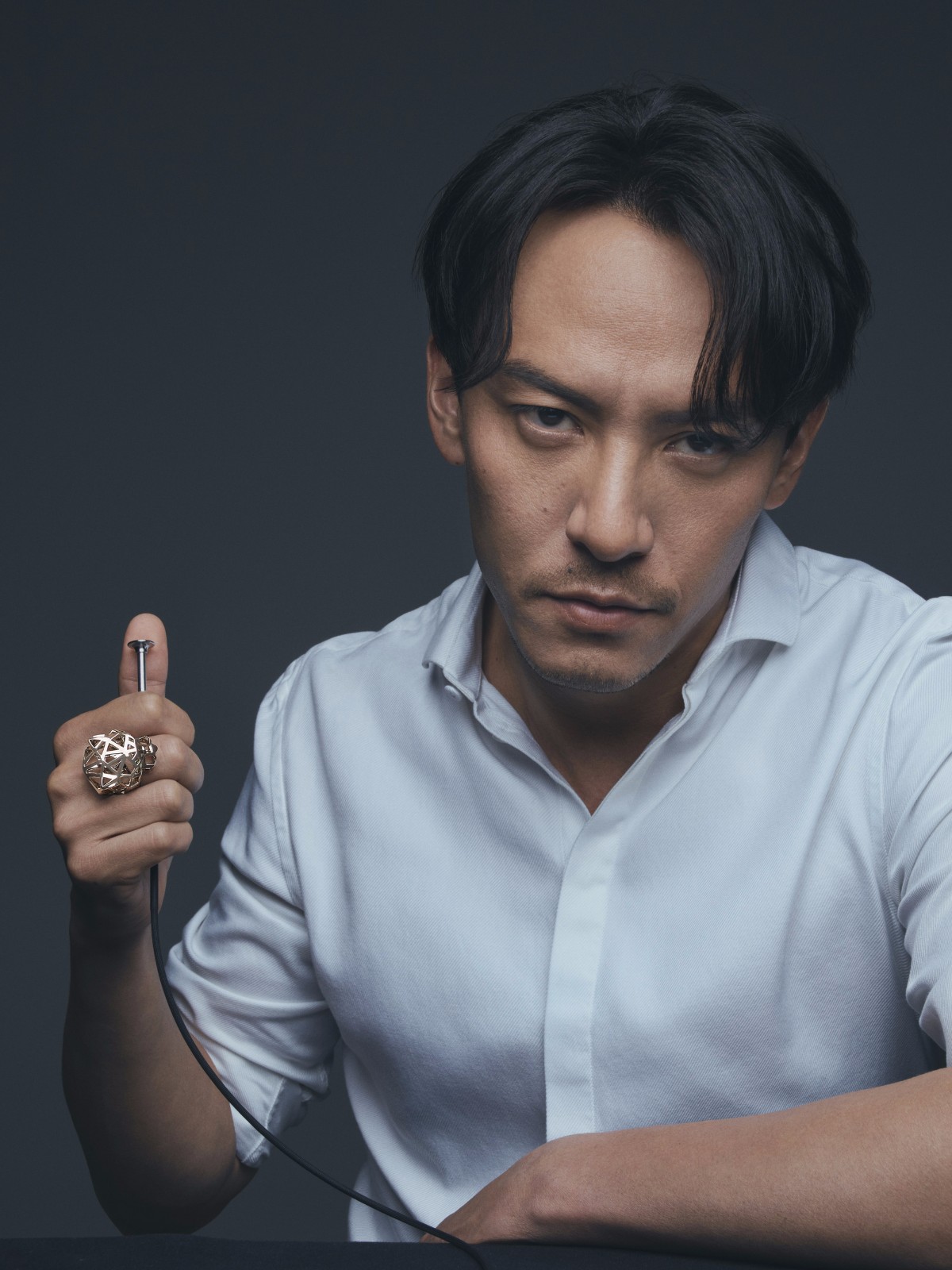 张震与卡地亚优雅合作深度升级 猎豹品格释放野性成熟男子力