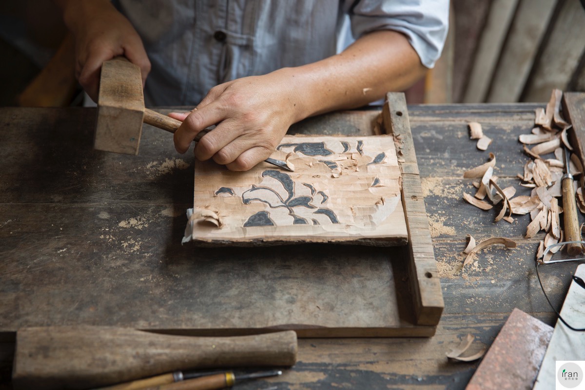 饾版拱花术制成的信签要经过抄,刻,印,拱等几十道工序才能完成.