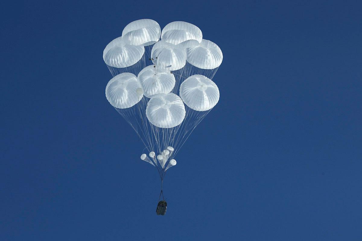 俄空降兵震撼军演:装甲车从行军状态改空投,知道要多长时间吗?