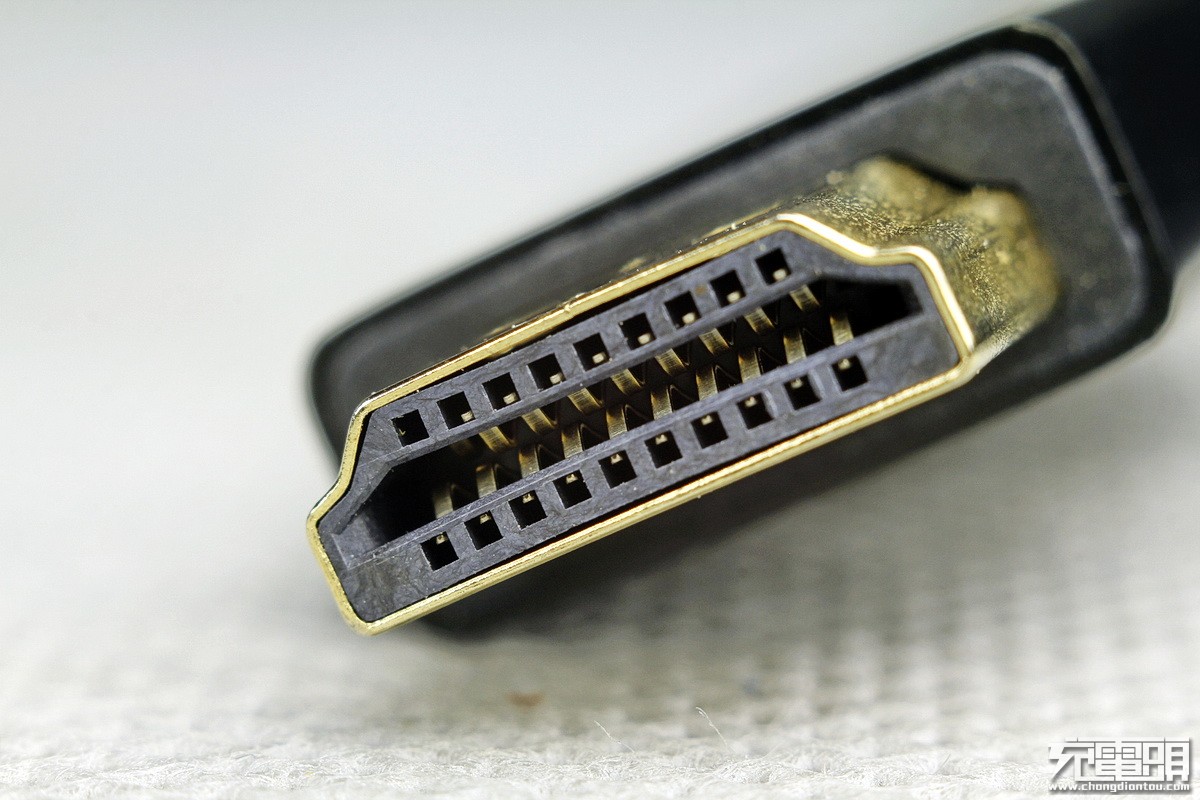 标准尺寸的hdmi插头,针脚齐全.