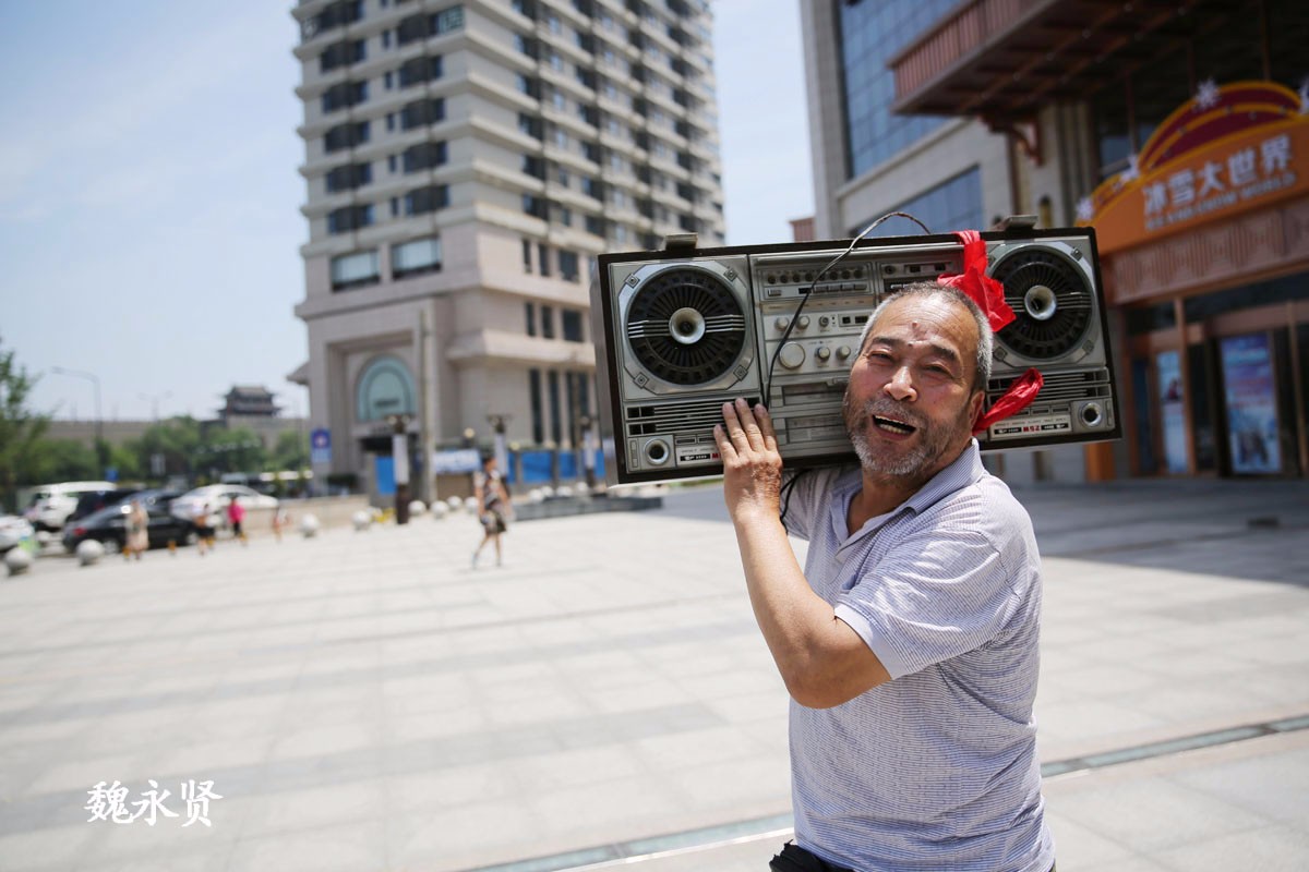 大爷花百元淘到老式收录机,扛着回家开心得像个孩子