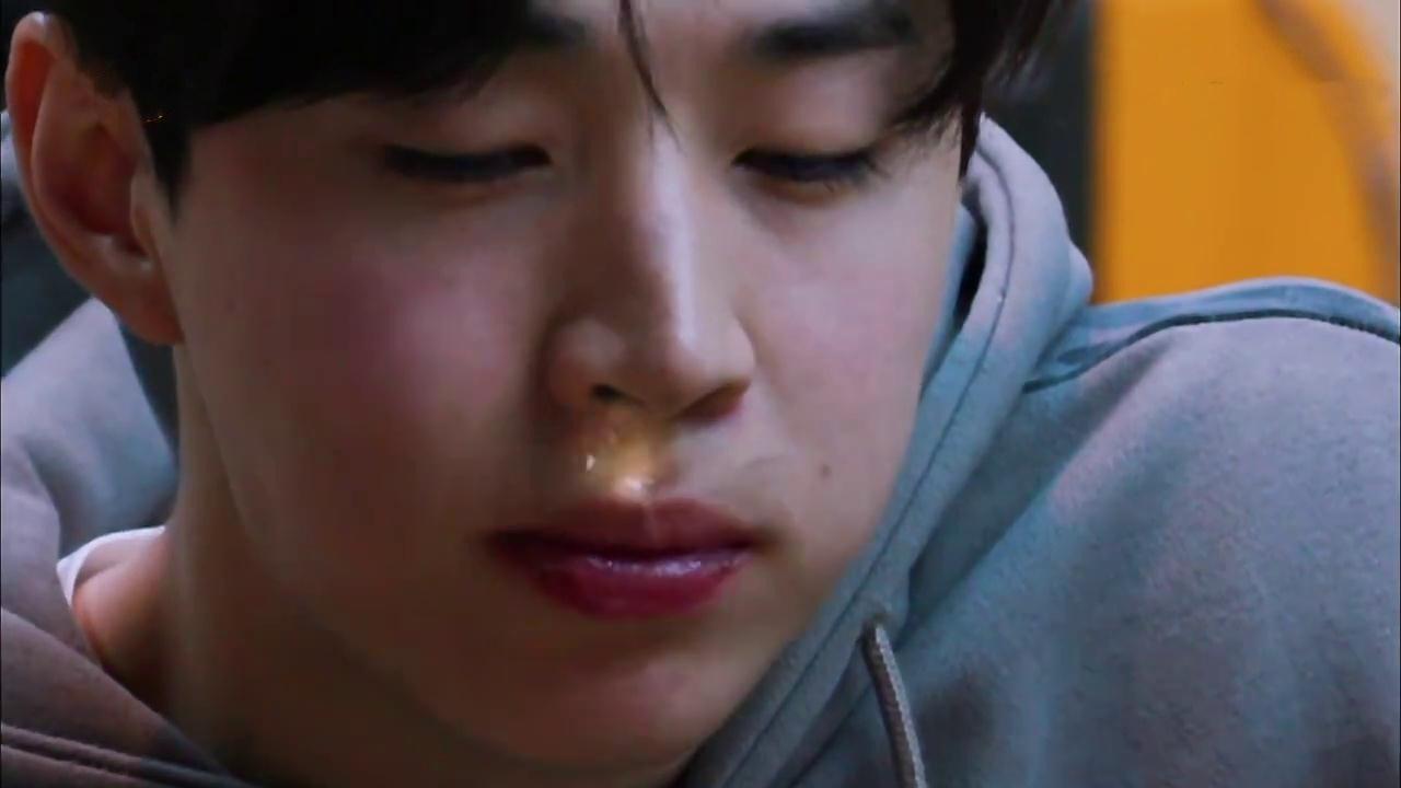 冒着鼻涕泡,嘴角沾着饭粒,为烧火脸都烤红了,这还是刘宪华么?