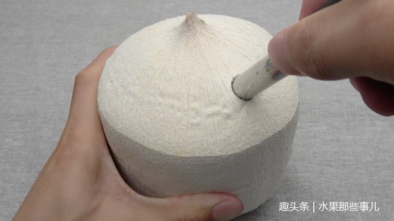 这个就是开椰子神器也叫开孔器和开椰器,这个工具比较适合开青椰子