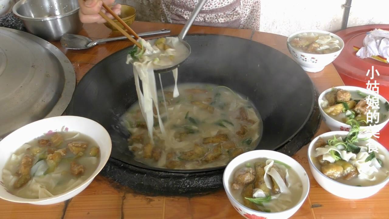 看农村人做饭多吓人满满一锅煎茄子下面条还不够吃