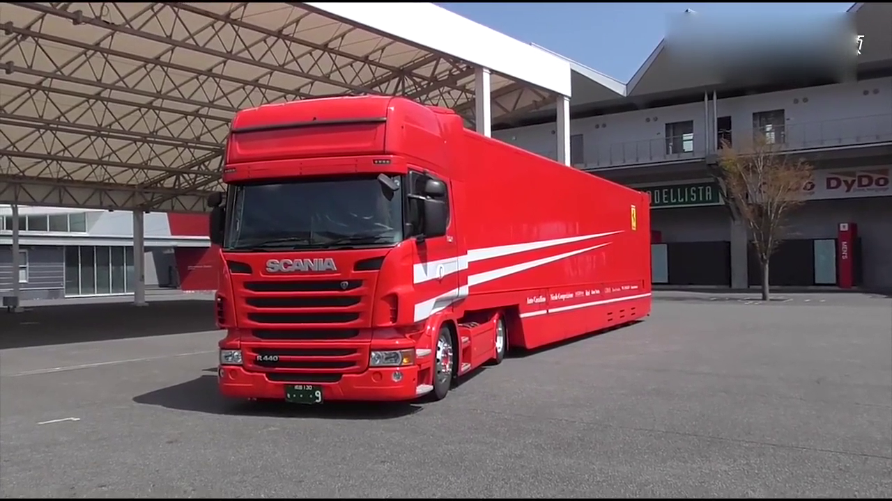 价值4000万法拉利跑车经过高速收费站,十秒钟后全是尴尬!