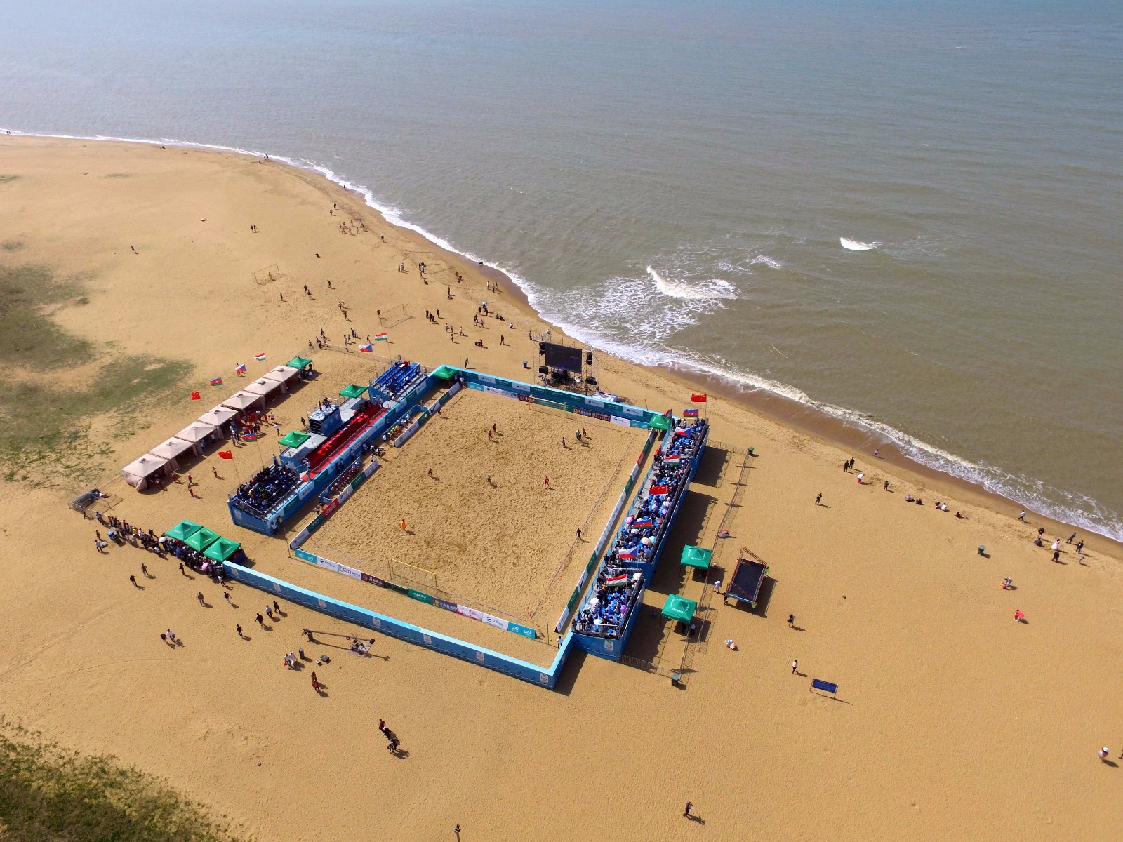 航拍"一带一路"国际沙滩足球赛 海浪与呐喊声同在