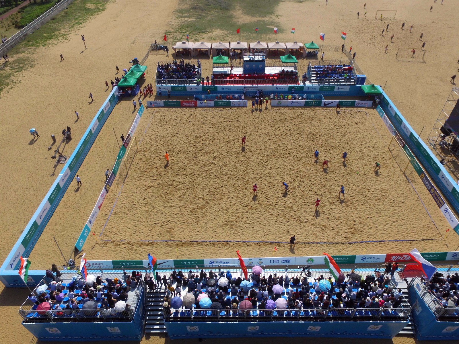 航拍"一带一路"国际沙滩足球赛 海浪与呐喊声同在