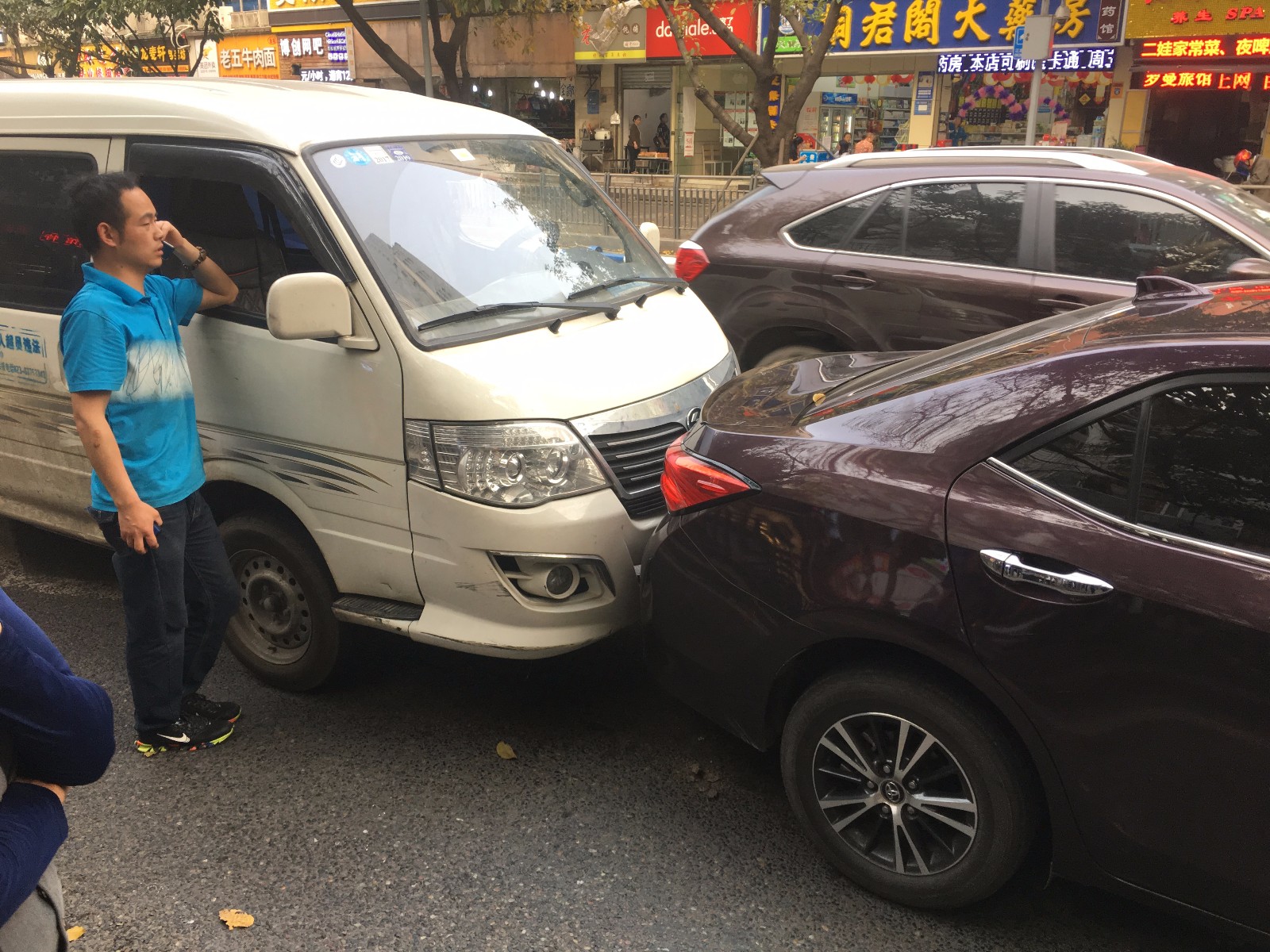 突发 江北区五里店 重庆康济医院门口 三车追尾 司机表示很无奈