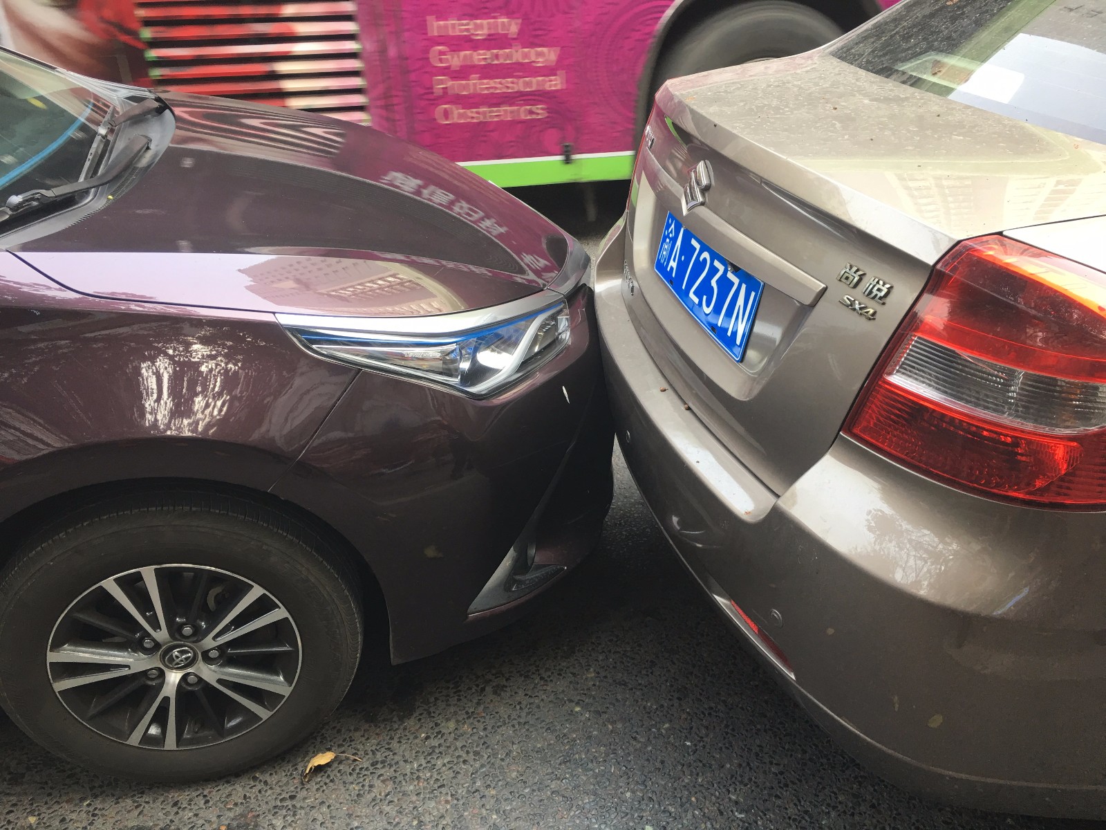 突发 江北区五里店 重庆康济医院门口 三车追尾 司机表示很无奈