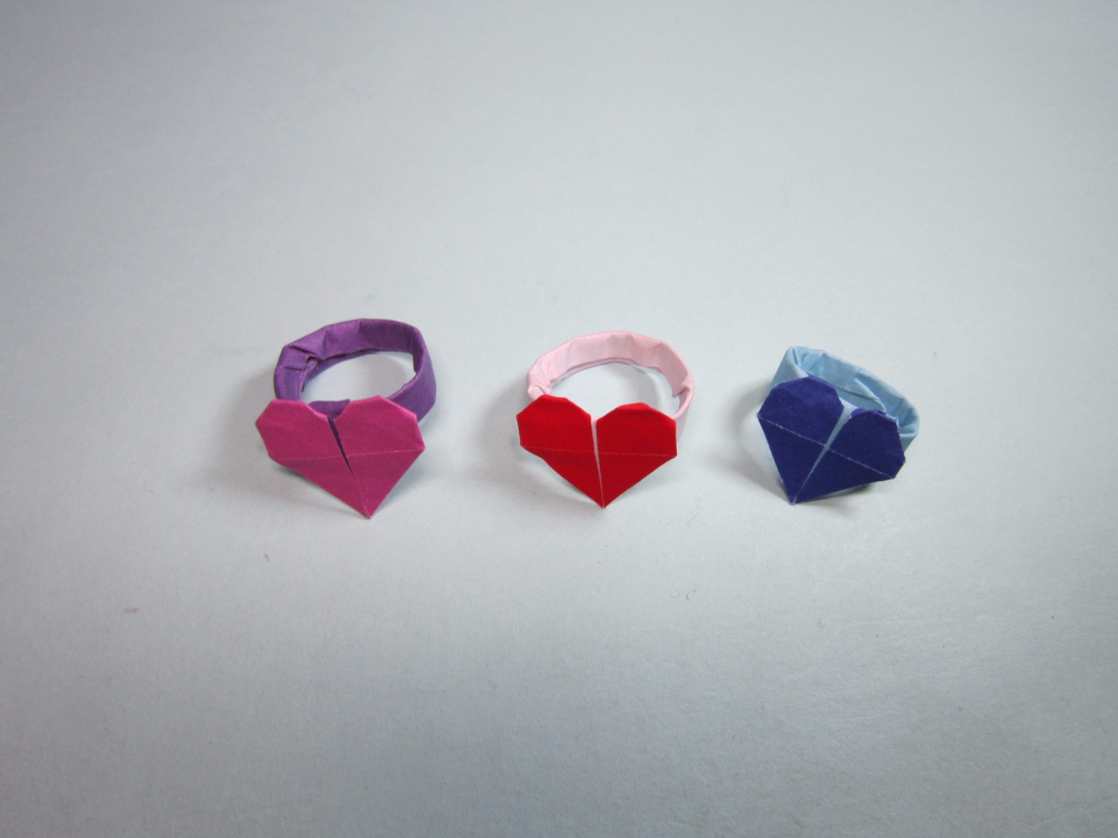 简单的手工折纸爱心戒指用四分之一张纸就能折出漂亮的心形戒指