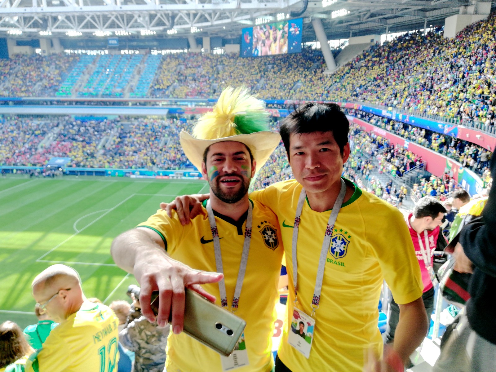惠州足球铁杆粉丝余洪文中签世界杯门票,现场为心爱球队打call