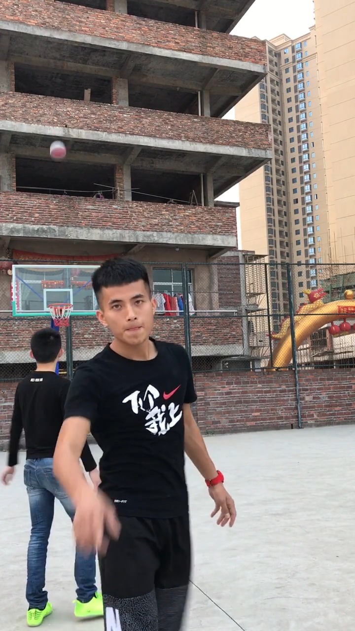 3x3黄金联赛 单挑王黄宇军教大家一招外挂式的进攻技能:背投三.