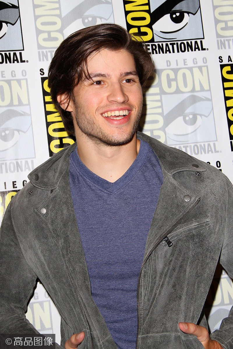 英国演员卡梅隆·卡夫,在dc美剧《氪星》中饰演超人的祖父seg-el.