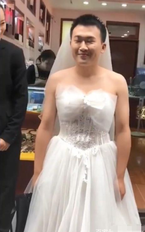 男子穿婚纱裙女友却穿西装拍婚纱照,这画风让人不淡定!