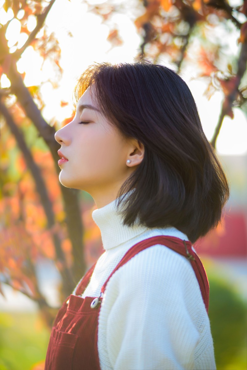 美图分享:白皙皮肤诱人短发美女自拍