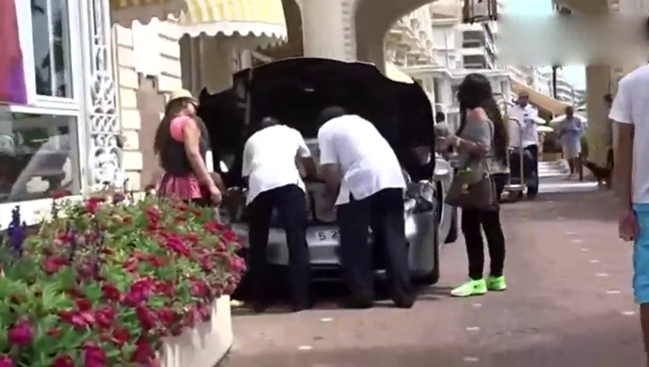 <em>行李</em><em>厢</em>太小了，保时捷918车主的烦恼！