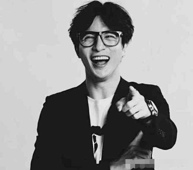 薛之谦宣布不写情歌了,并且配上黑白照,网友