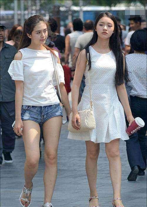 三个美女站成排, 看脸不看腿, 再看看臀, 真实对比出来的伤害!