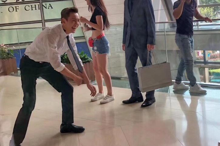 陈伟霆现身某银行被拍弯腰低头坏笑网友隔着屏幕都能听见笑声