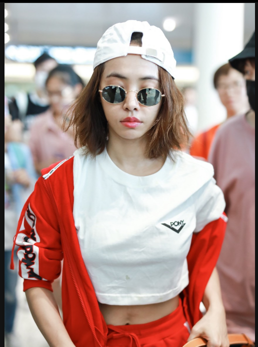 蔡依林穿着红色运动装现身机场 反戴白色棒球帽酷劲十足