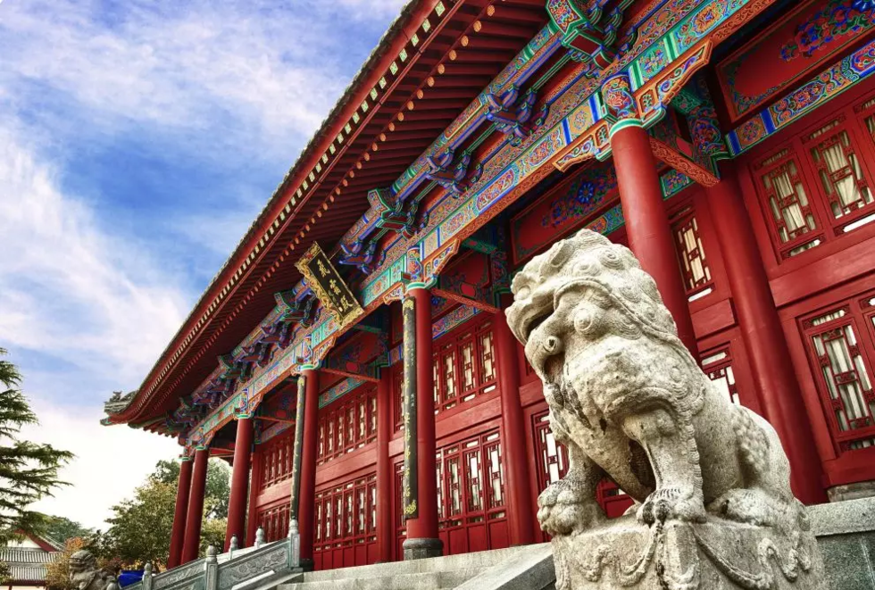 夏日晴天下的飞霜殿,是极为耀眼的,有着道不完的婉约璀璨.