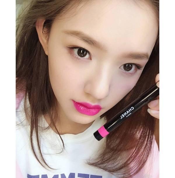 林允平时都用什么化妆品?看了她的化妆包发现她比我还要节俭