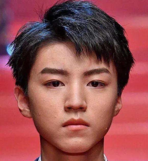 王俊凯因为还在青春期,孩子脸上还有几颗痘,平时学习工作繁忙,护肤
