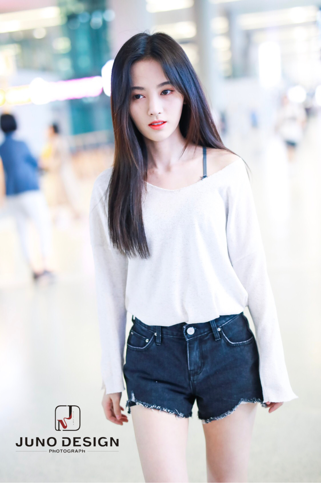 四千年美女鞠婧祎穿露肩装忒撩人回眸一笑更撩网友被迷住了